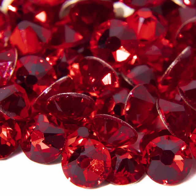 Red machine-cut rhinestones with 14 facets glossy surface and metallic backing arranged closely together.