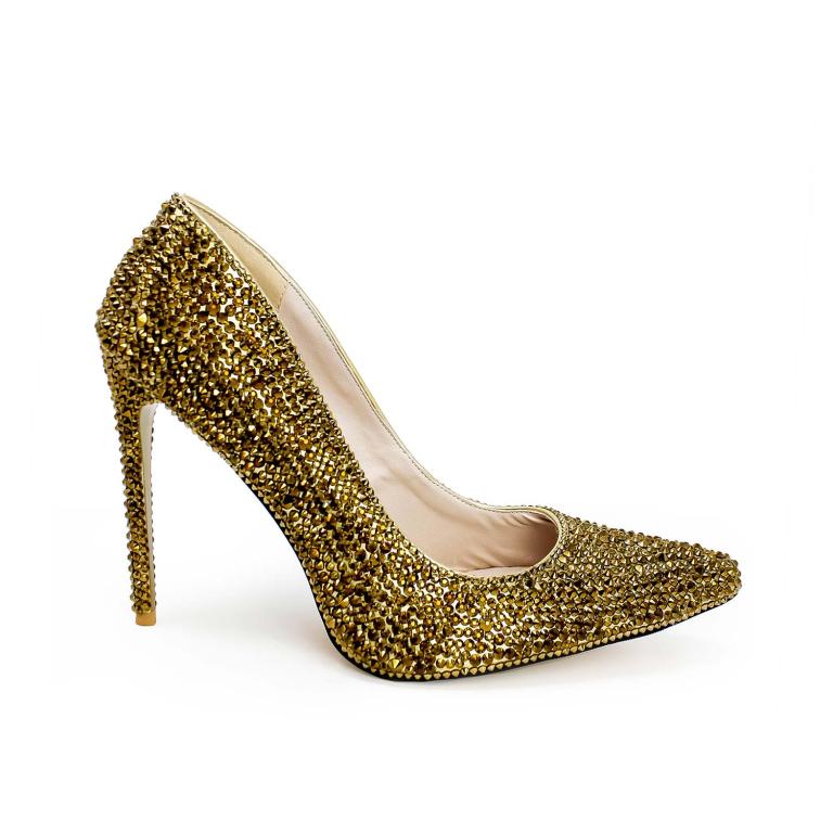 Gold&#x20;high-heeled&#x20;shoe&#x20;covered&#x20;in&#x20;shimmering&#x20;glass&#x20;rhinestones&#x20;with&#x20;a&#x20;pointed&#x20;toe&#x20;and&#x20;a&#x20;smooth&#x20;beige&#x20;interior.