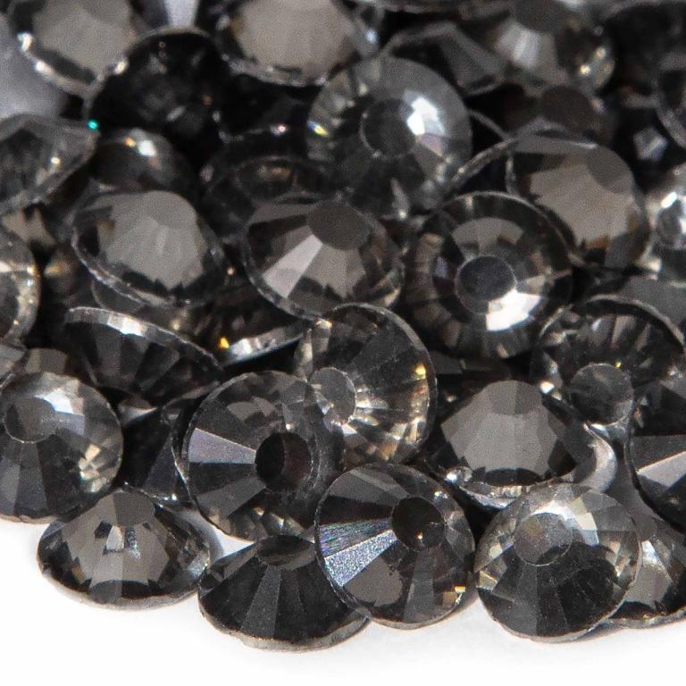 A&#x20;pile&#x20;of&#x20;black&#x20;diamond&#x20;flatback&#x20;rhinestones&#x20;with&#x20;12-16&#x20;facets&#x20;featuring&#x20;a&#x20;silver&#x20;metal&#x20;backing&#x20;and&#x20;a&#x20;glossy&#x20;surface.