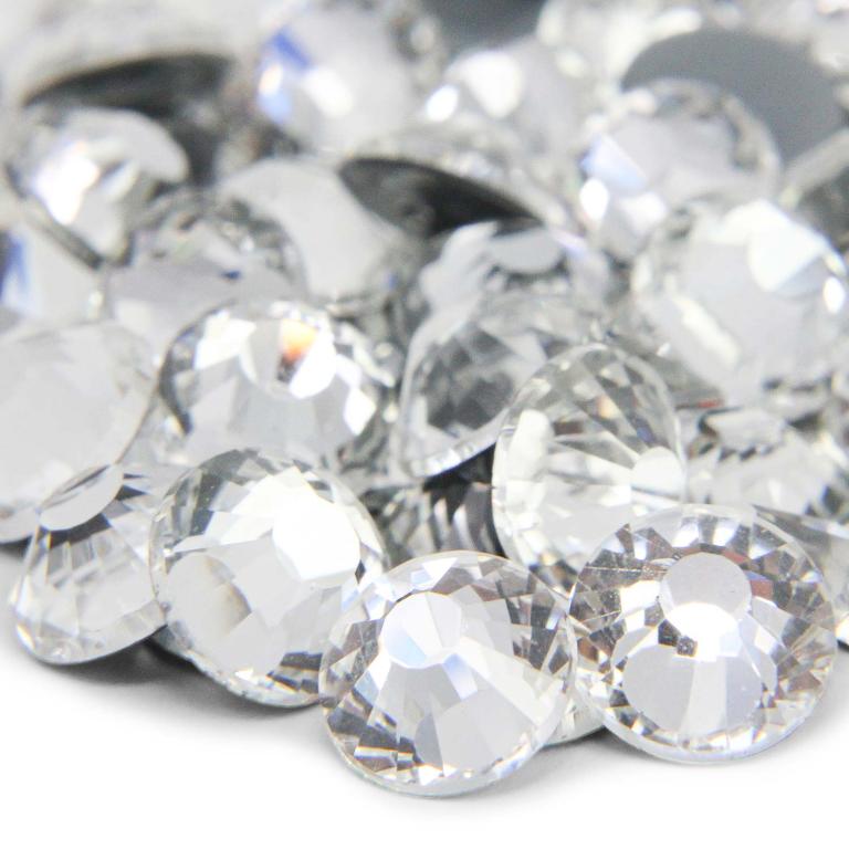 Clear&#x20;flatback&#x20;rhinestones&#x20;with&#x20;12-16&#x20;facets&#x20;silver&#x20;metal&#x20;backing&#x20;and&#x20;a&#x20;sparkling&#x20;faceted&#x20;surface.