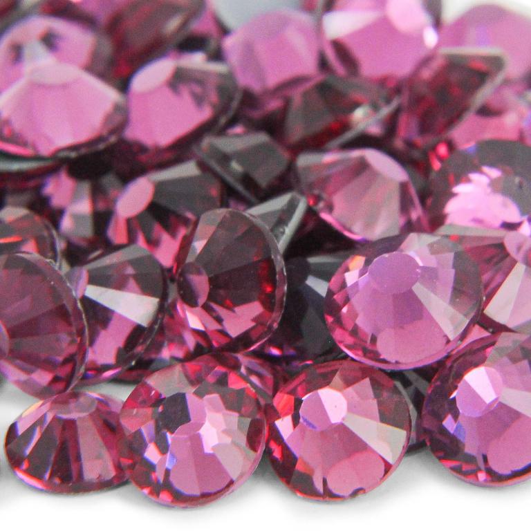 Fuchsia&#x20;flatback&#x20;rhinestones&#x20;with&#x20;12-16&#x20;facets&#x20;silver&#x20;metal&#x20;backing&#x20;and&#x20;a&#x20;sparkling&#x20;faceted&#x20;surface.