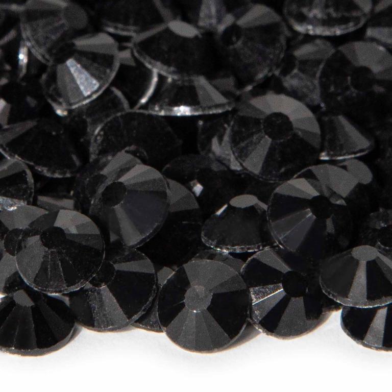 Jet&#x20;black&#x20;flatback&#x20;rhinestones&#x20;with&#x20;12-16&#x20;facets&#x20;silver&#x20;metal&#x20;backing&#x20;and&#x20;a&#x20;glossy&#x20;surface&#x20;arranged&#x20;in&#x20;a&#x20;scattered&#x20;pile.