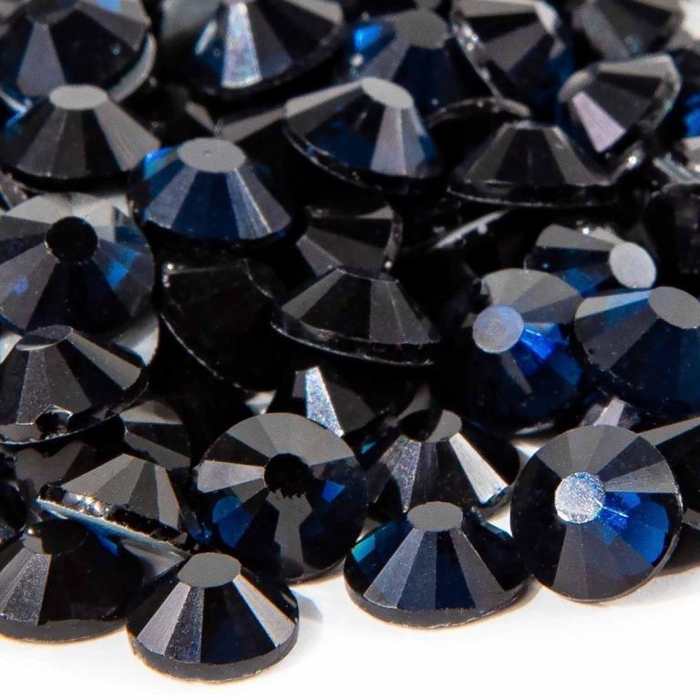 Black&#x20;and&#x20;dark&#x20;blue&#x20;flatback&#x20;rhinestones&#x20;with&#x20;12-16&#x20;facets&#x20;and&#x20;silver&#x20;metal&#x20;backing&#x20;featuring&#x20;a&#x20;glossy&#x20;surface&#x20;and&#x20;conical&#x20;shape.