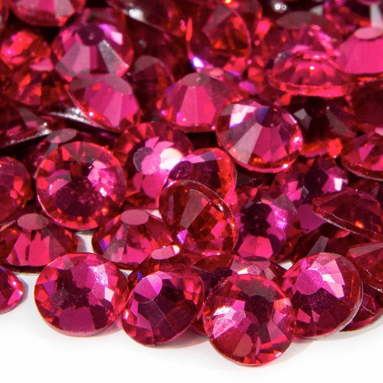 A&#x20;pile&#x20;of&#x20;round&#x20;flatback&#x20;rhinestones&#x20;in&#x20;shades&#x20;of&#x20;deep&#x20;pink&#x20;with&#x20;12-16&#x20;facets&#x20;and&#x20;a&#x20;shiny&#x20;surface&#x20;featuring&#x20;silver&#x20;metal&#x20;backing.