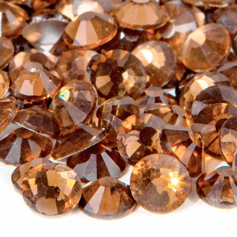 Machine&#x20;cut&#x20;crystal&#x20;rhinestones&#x20;in&#x20;smoke&#x20;topaz&#x20;with&#x20;faceted&#x20;surfaces&#x20;and&#x20;a&#x20;glossy&#x20;finish&#x20;featuring&#x20;shades&#x20;of&#x20;brown&#x20;and&#x20;amber.