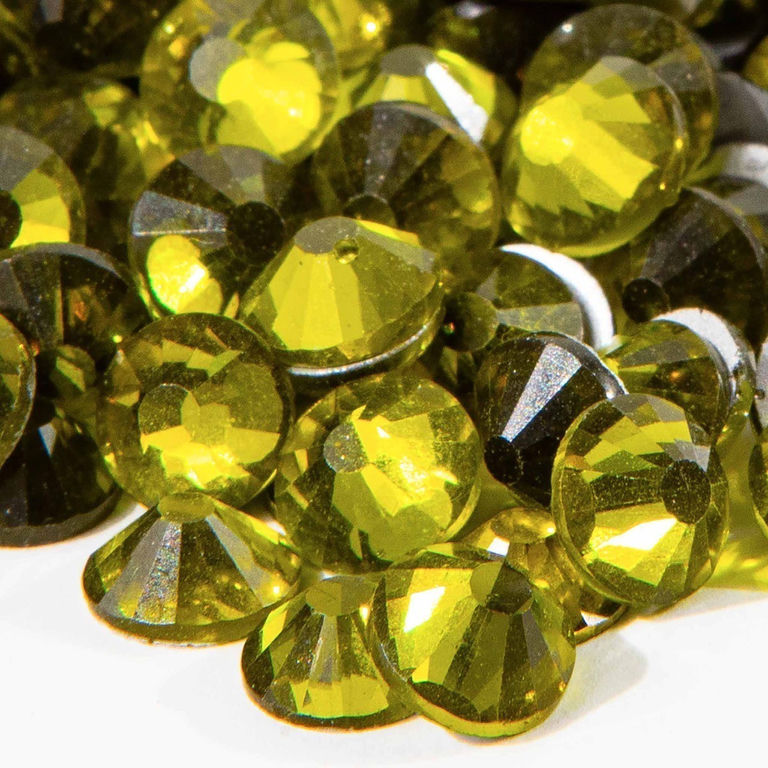 A&#x20;collection&#x20;of&#x20;round&#x20;flatback&#x20;rhinestones&#x20;in&#x20;bright&#x20;lime&#x20;green&#x20;with&#x20;silver&#x20;metal&#x20;backing&#x20;and&#x20;multiple&#x20;facets&#x20;reflecting&#x20;light.