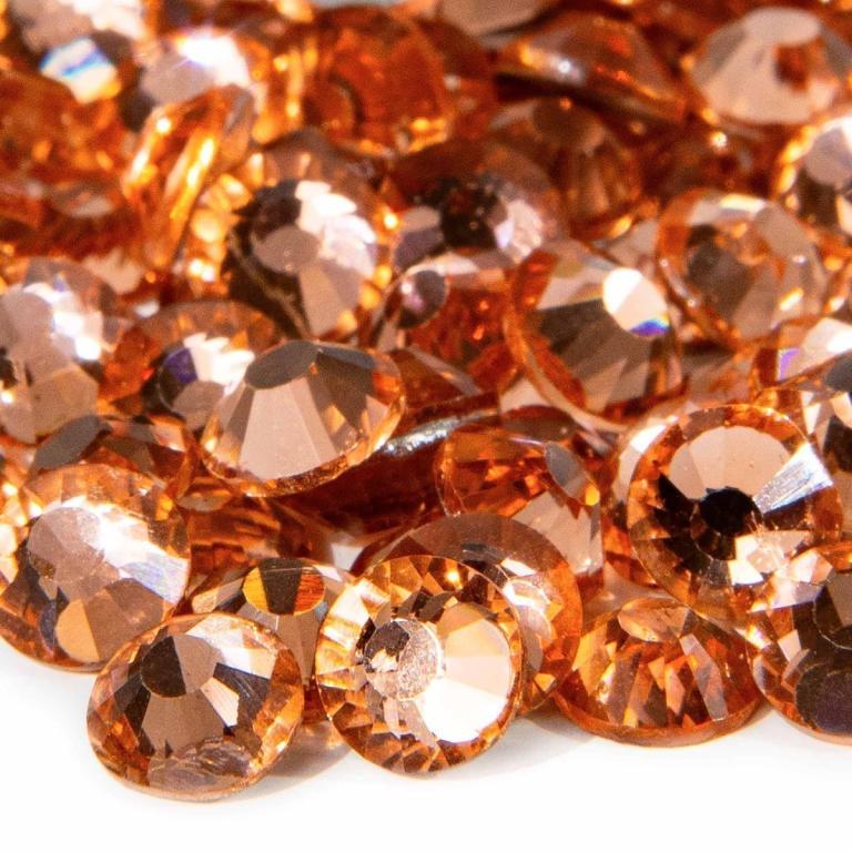 Peach&#x20;flatback&#x20;rhinestones&#x20;with&#x20;12-16&#x20;facets&#x20;transparent&#x20;orange&#x20;hue&#x20;silver&#x20;metal&#x20;backing&#x20;glossy&#x20;surface&#x20;various&#x20;sizes.