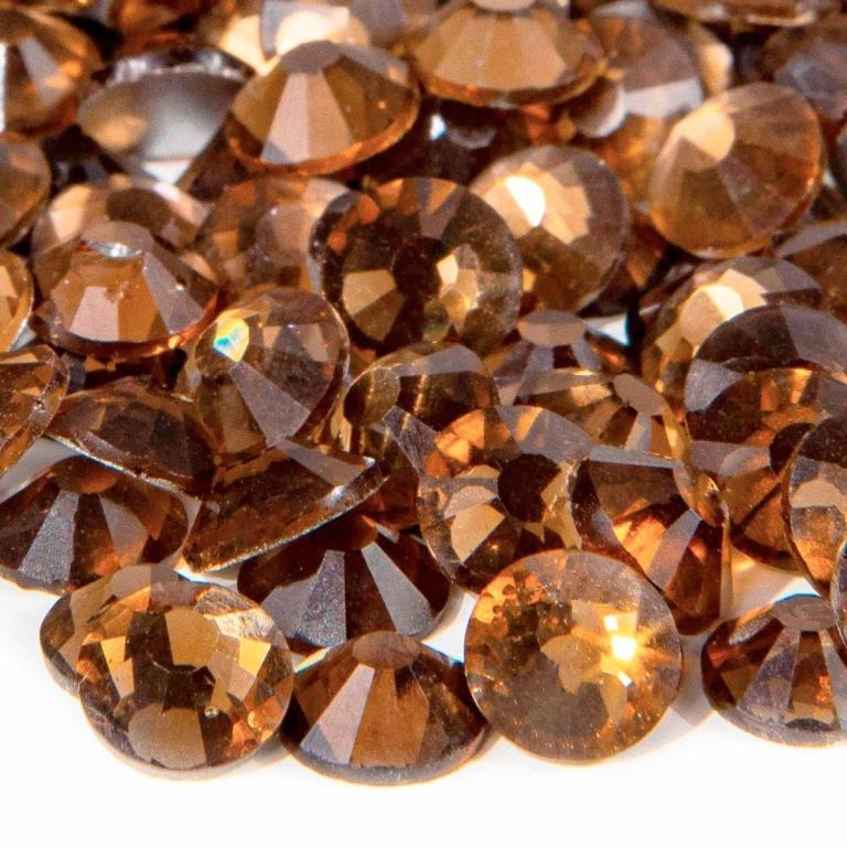 Smoke&#x20;topaz&#x20;flatback&#x20;stones&#x20;with&#x20;12-16&#x20;facets&#x20;amber-brown&#x20;color&#x20;silver&#x20;metal&#x20;backing&#x20;and&#x20;glossy&#x20;surface&#x20;texture.