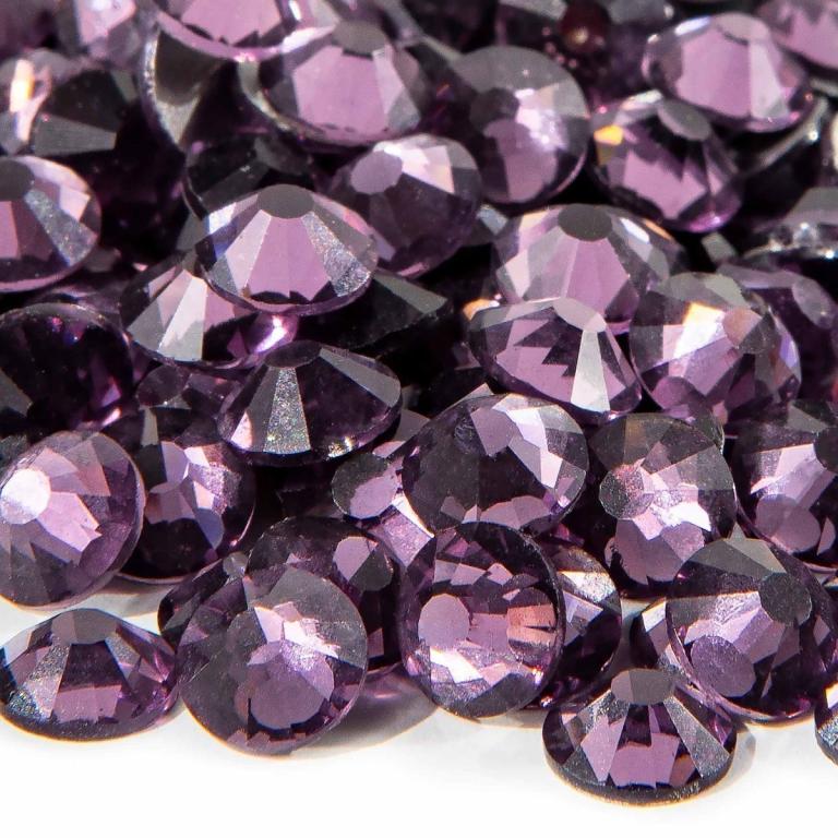 A&#x20;pile&#x20;of&#x20;purple&#x20;flatback&#x20;rhinestones&#x20;with&#x20;12-16&#x20;facets&#x20;featuring&#x20;a&#x20;silver&#x20;metal&#x20;backing&#x20;and&#x20;a&#x20;glossy&#x20;finish.