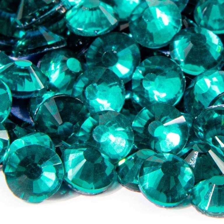 A&#x20;pile&#x20;of&#x20;blue&#x20;zircon&#x20;flatback&#x20;rhinestones&#x20;with&#x20;12-16&#x20;facets&#x20;featuring&#x20;a&#x20;silver&#x20;metal&#x20;backing&#x20;and&#x20;a&#x20;glossy&#x20;finish.