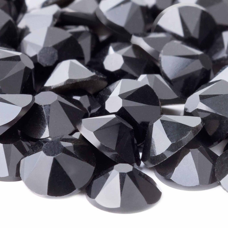 Black&#x20;14-facet&#x20;machine&#x20;cut&#x20;rhinestones&#x20;with&#x20;a&#x20;glossy&#x20;finish&#x20;and&#x20;sharp&#x20;edges&#x20;showcasing&#x20;a&#x20;bright&#x20;sparkle&#x20;and&#x20;high&#x20;clarity.