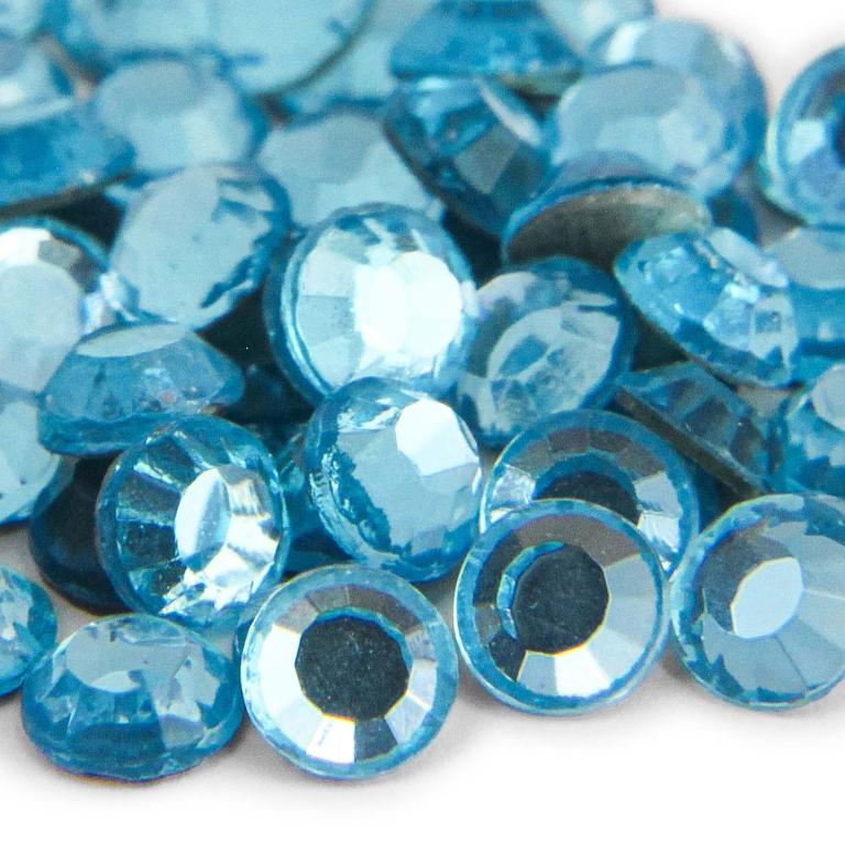 Aqua&#x20;machine-cut&#x20;crystal&#x20;rhinestones&#x20;with&#x20;faceted&#x20;surfaces&#x20;and&#x20;gray&#x20;glue&#x20;backing&#x20;varying&#x20;in&#x20;size&#x20;and&#x20;slightly&#x20;different&#x20;shades.