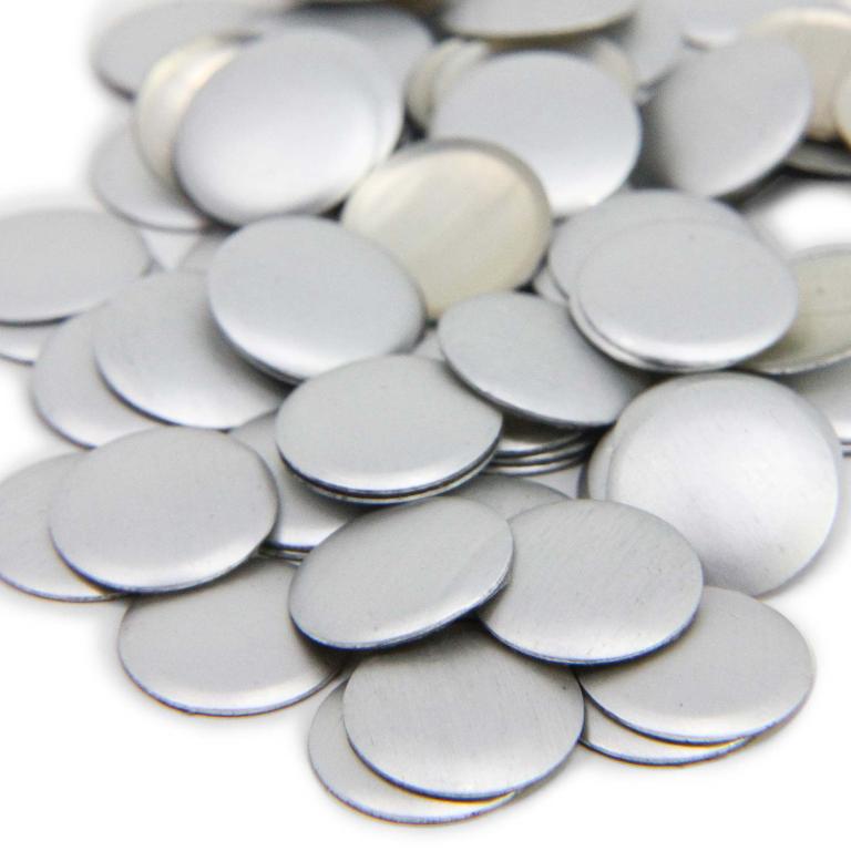 Matte&#x20;silver&#x20;circular&#x20;metal&#x20;nailheads&#x20;with&#x20;a&#x20;flat&#x20;surface&#x20;varying&#x20;in&#x20;size&#x20;displaying&#x20;a&#x20;brushed&#x20;texture&#x20;and&#x20;slight&#x20;sheen.