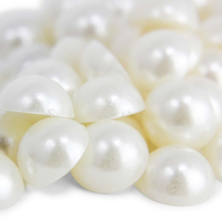 A&#x20;pile&#x20;of&#x20;cream-colored&#x20;hotfix&#x20;pearls&#x20;with&#x20;a&#x20;glossy&#x20;smooth&#x20;surface&#x20;shaped&#x20;like&#x20;half-spheres.