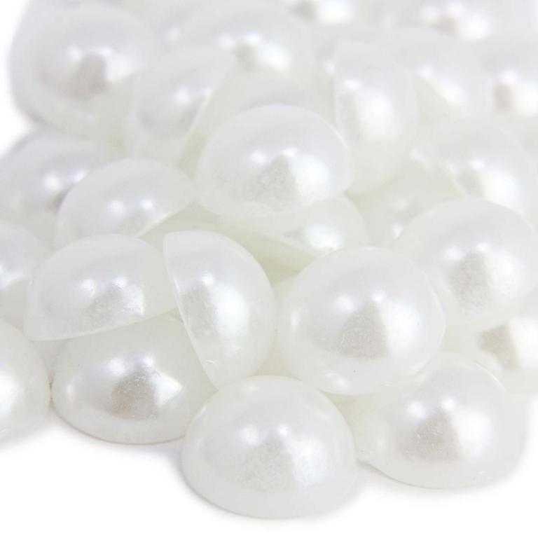 Flat&#x20;back&#x20;white&#x20;pearls&#x20;with&#x20;a&#x20;glossy&#x20;finish&#x20;semi-spherical&#x20;shape&#x20;and&#x20;smooth&#x20;texture&#x20;arranged&#x20;in&#x20;a&#x20;scattered&#x20;pile.