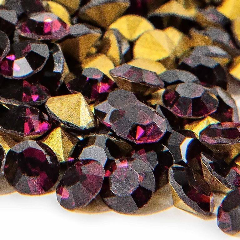 Faceted&#x20;amethyst&#x20;rhinestones&#x20;with&#x20;dark&#x20;purple&#x20;and&#x20;black&#x20;hues&#x20;featuring&#x20;a&#x20;shiny&#x20;reflective&#x20;surface&#x20;and&#x20;a&#x20;pointed&#x20;back.