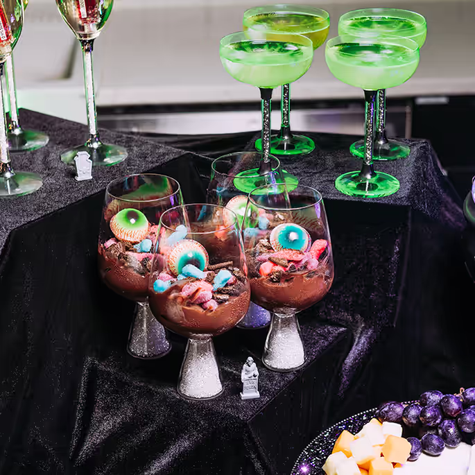 Comment&#x20;cr&#xE9;er&#x20;une&#x20;table&#x20;de&#x20;f&#xEA;te&#x20;d&#x2019;Halloween&#x20;chic&#x20;et&#x20;effrayante&#x20;&#x3A;&#x20;boissons,&#x20;d&#xE9;co&#x20;et&#x20;plats&#x20;qui&#x20;en&#x20;jettent