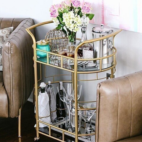 Recepción sofisticada: cómo darle estilo al carrito de bar chic definitivo