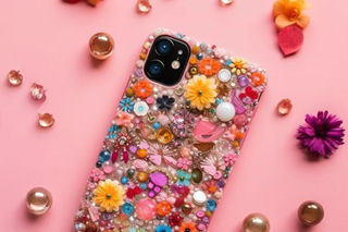 Glamur&#x20;hazlo&#x20;t&#xFA;&#x20;mismo&#x3A;&#x20;la&#x20;funda&#x20;de&#x20;tel&#xE9;fono&#x20;con&#x20;pedrer&#xED;a&#x20;definitiva