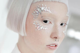 Tendencias de maquillaje con pedrería: delineado, cejas y uñas