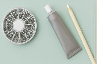 Quick&#x20;Bedazzle&#x3A;&#x20;Five-Minute&#x20;Rhinestone&#x20;Projects&#x20;for&#x20;Teens&#x20;on&#x20;the&#x20;Go