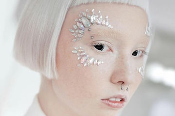 Rhinestone&#x20;Makeup&#x20;Trends&#x3A;&#x20;Eyeliner,&#x20;Brows,&#x20;and&#x20;Nails