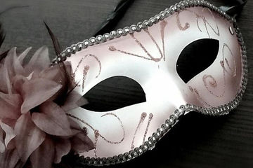 DIY&#x20;Rhinestone&#x20;Masquerade&#x20;Mask&#x3A;&#x20;Create&#x20;a&#x20;Stunning&#x20;Embellished&#x20;Look