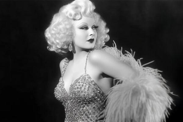 Cr&#xF3;nicas&#x20;de&#x20;cristal&#x3A;&#x20;el&#x20;idilio&#x20;de&#x20;la&#x20;moda&#x20;con&#x20;el&#x20;strass