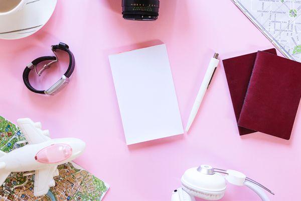 Viajar&#x20;con&#x20;strass&#x3A;&#x20;consejos&#x20;de&#x20;embalaje&#x20;para&#x20;creadores&#x20;en&#x20;movimiento