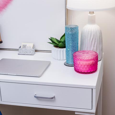 Imprescindibles glam para la residencia universitaria: detalles chic con destellos para la vuelta a la universidad