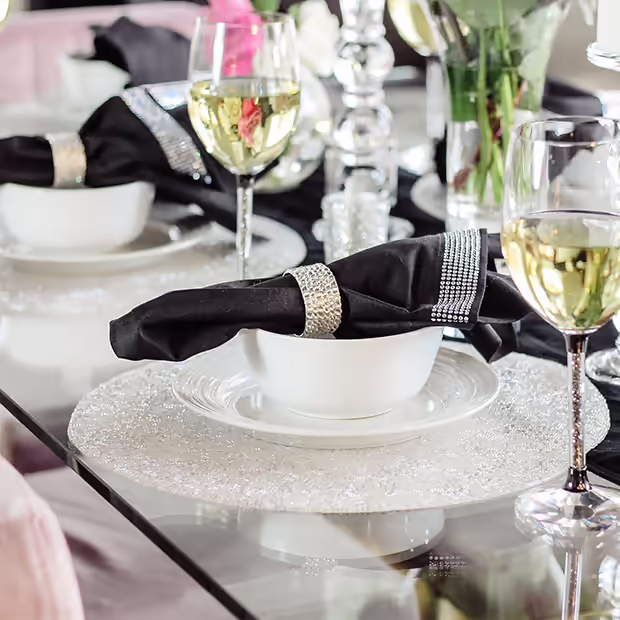 Fresco&#x20;y&#x20;festivo&#x3A;&#x20;decoraci&#xF3;n&#x20;de&#x20;mesa&#x20;veraniega&#x20;con&#x20;manteles&#x20;individuales&#x20;con&#x20;cuentas