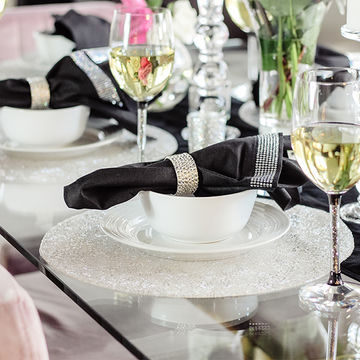 Fraîcheur et festivités : l’art de dresser une table d’été avec des sets de table perlés