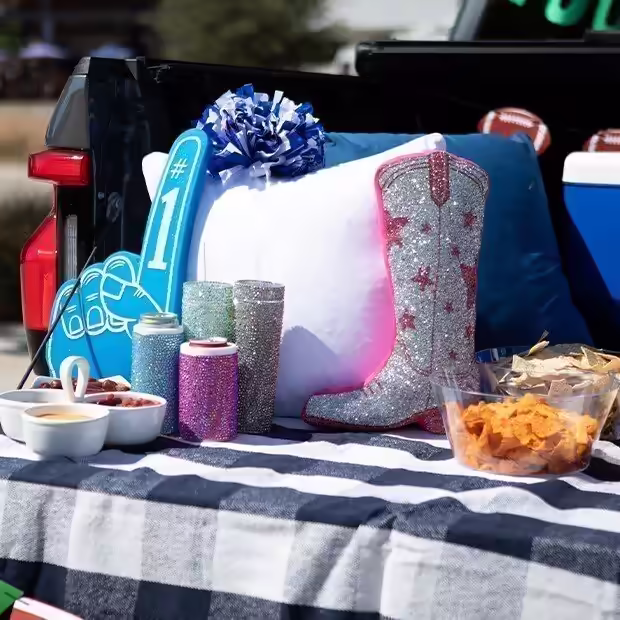 Tailgating&#x20;con&#x20;estilo&#x3A;&#x20;c&#xF3;mo&#x20;a&#xF1;adir&#x20;un&#x20;toque&#x20;de&#x20;brillo&#x20;a&#x20;tu&#x20;d&#xED;a&#x20;del&#x20;partido