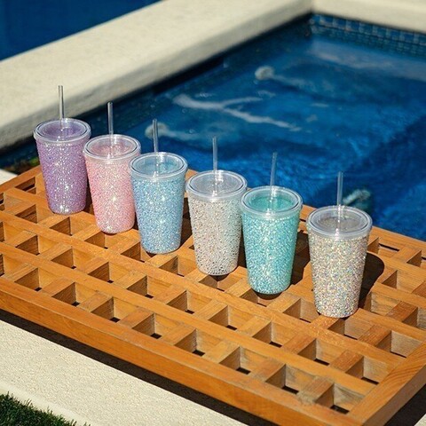 Elevando lo cotidiano: hidratación de lujo con tumblers de pedrería