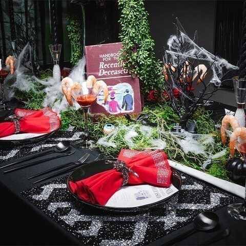Extraño e inusual: montajes de mesa de Halloween glamurosos con contraste dramático