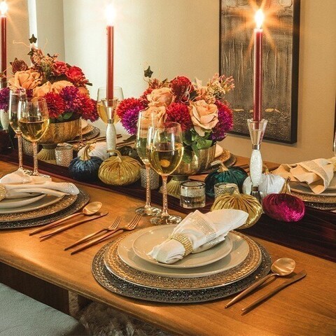 Otoño en flor: cómo crear una mesa otoñal de lujo en tonos burdeos