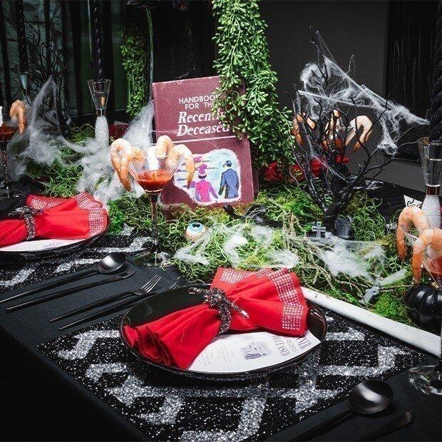 Extra&#xF1;o&#x20;e&#x20;inusual&#x3A;&#x20;montajes&#x20;de&#x20;mesa&#x20;de&#x20;Halloween&#x20;glamurosos&#x20;con&#x20;contraste&#x20;dram&#xE1;tico