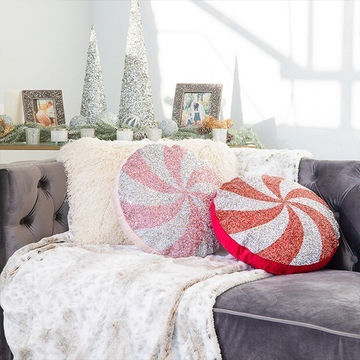 Touche festive : Coussins de fête en forme pour un pays des merveilles hivernal fantaisiste
