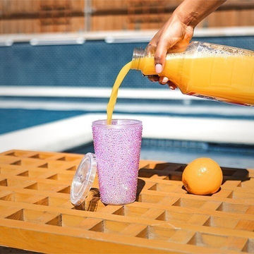 Glamour au Bord de la Piscine : Accents Élégants en Strass pour Votre Oasis d'Été