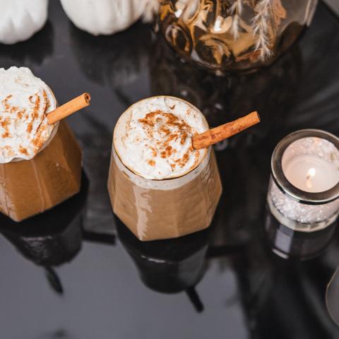 Élixirs d’automne éblouissants : verrerie glamour pour des soirées cocktails d’automne à couper le souffle