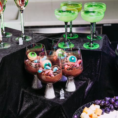 Cómo crear una mesa para una fiesta de Halloween spooky-chic: bebidas, decoración y platos que sorprenden