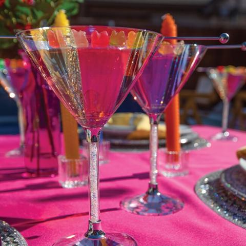 Crear una mesa del Orgullo glamurosa: ideas de decoración para celebraciones significativas