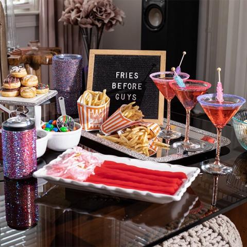 Noche de chicas en casa: creando la noche de cine de Galentine's definitiva