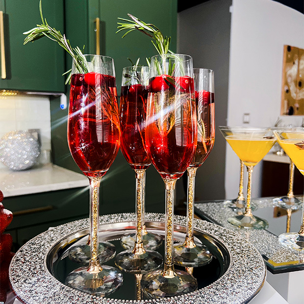 Mixologie&#x20;Joyeuse&#x20;et&#x20;&#xC9;clatante&#x20;&#x3A;&#x20;Cocktails&#x20;de&#x20;No&#xEB;l&#x20;Spectaculaires&#x20;et&#x20;Verrerie&#x20;de&#x20;Luxe
