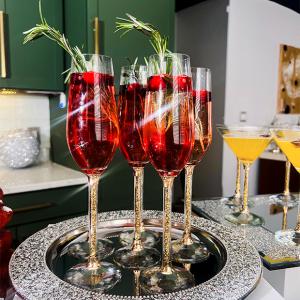 Mixologie Joyeuse et Éclatante : Cocktails de Noël Spectaculaires et Verrerie de Luxe