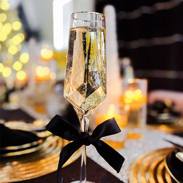 Champagne Dreams Décor : Utilisez nos flûtes luxueuses et accents dorés pour porter un toast à la nouvelle année.