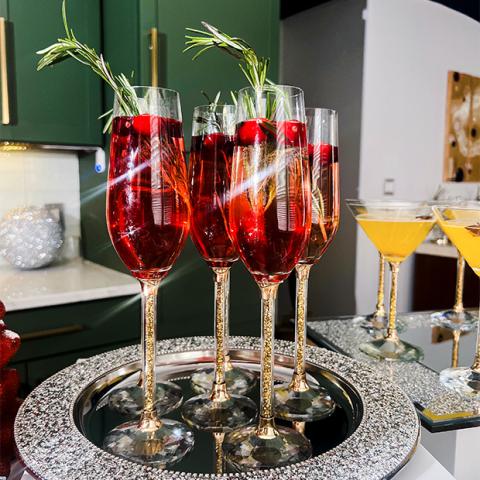 Mixologie Joyeuse et Éclatante : Cocktails de Noël Spectaculaires et Verrerie de Luxe