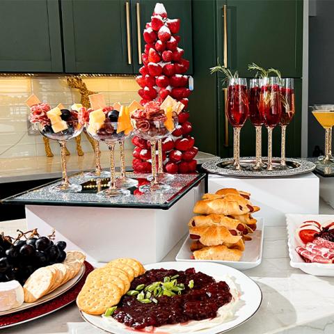 Presentaciones de aperitivos glamurosas: cómo usar bajoplatos y bandejas con pedrería para delicias deslumbrantes