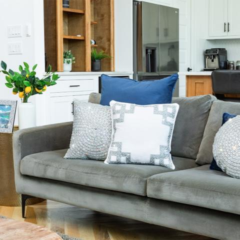 Chic relajado: decorar espacios frescos con decoración glam candente