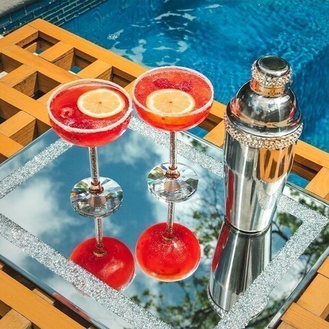 Magia del color veraniego: combinando tonos vibrantes con detalles brillantes